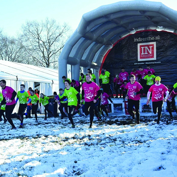 Deelnemers Survivalrun starten vanaf de opblaasbare podiumwagen Large